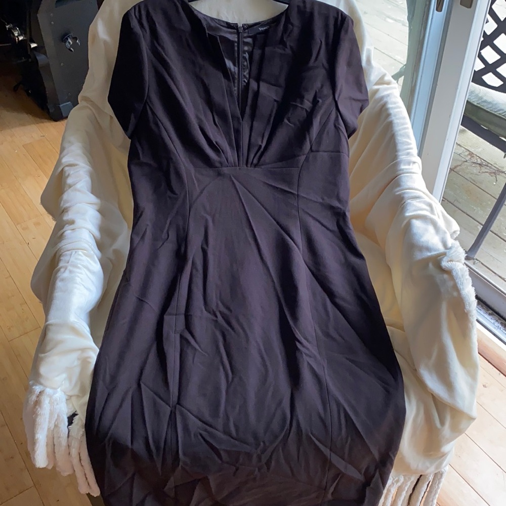 Tahari Beautiful Lined MIDI Dress Never Used